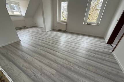 Neues Laminat - Uni-nah - Wohnzimmer mit Arbeitsecke - Chemnitz Bernsdorf