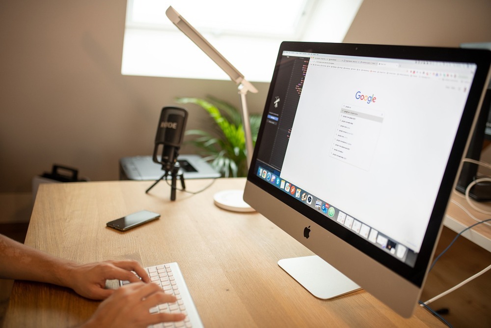 Internet in der WG teilen: Rechte, Pflichten und Tipps für den gemeinsamen Anschluss Internet in der WG teilen: Rechte, Pflichten und Tipps für den gemeinsamen Anschluss